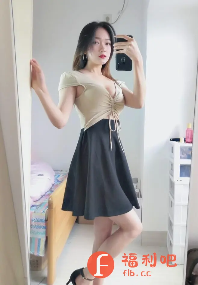 这位美女展示了一件时尚连衣裙的买家秀。连衣裙采用撞色设计,上半身是杏色,下半身是黑色A字裙。杏色的上衣领口设计性感,微微露出锁骨,胸前带有抽绳设计,更显女性魅力。黑色的A字裙摆灵动飘逸,能够很好地修饰身材,显得腿部更加修长。美女搭配了一双黑色高跟鞋,更显高挑身材。整体造型简约时尚,凸显了美女的好身材和气质。背景看起来是在卧室里,简洁干净。美女手持手机自拍,展现了对这件连衣裙的喜爱。这件连衣裙适合各种场合,无论是日常休闲还是参加聚会,都能让你成为焦点。
