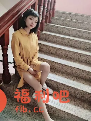 照片中一位年轻女性坐在楼梯上,她身穿一件亮黄色的长袖衬衫裙,腰间系着带子,显得休闲而时尚。裙子的长度适中,露出了她的双腿,她穿着一双白色运动鞋,整体装扮清新活泼。她的头发是短发,刘海微卷,衬托出她精致的五官。背景是室内楼梯,楼梯的台阶是浅色大理石材质,扶手是深棕色木质的。整个画面构图简洁,光线柔和,突出了女性的青春活力和时尚感。这种风格的穿搭在年轻女性中很受欢迎,适合日常休闲或出行穿着。照片整体呈现出一种轻松自在的氛围,给人一种舒适的感觉。
