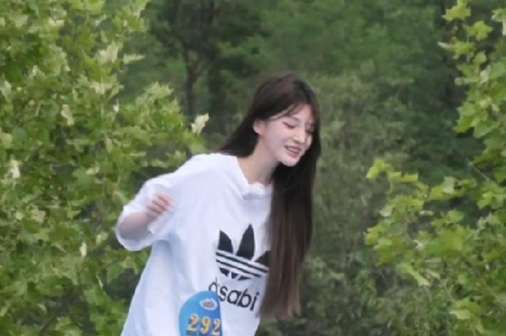 甜美美女白色短袖刚上跑道就落水