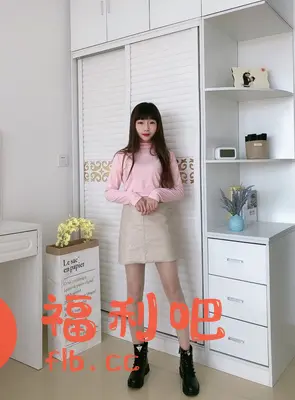 这位美女穿着一件粉色的高领长袖上衣,搭配一条米色的皮质短裙,脚上穿了一双黑色的马丁靴,整体搭配时尚又休闲。粉色的上衣衬托出她白皙的皮肤,米色的短裙显得腿部线条修长,黑色的马丁靴则增添了一丝酷感。她的头发是棕色的,留着齐刘海,显得非常可爱。她站在一个白色的衣柜前,背景是简约的白色墙壁,整体风格清新自然。这身穿搭非常适合日常休闲穿着,也适合约会逛街等场合。相信很多年轻女孩都会喜欢这种时尚又舒适的穿搭风格。