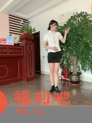 美女身穿白色衬衫和黑色短裙,搭配黑色短靴,站在室内,一手扶着肚子,一手摆弄着身旁的绿植。衬衫是简洁的翻领设计,黑色的包边增添了时尚感,短裙则凸显了身材。整体搭配干练利落,很适合职场穿着。背景是室内环境,能看到红棕色的柜台、盆栽和墙上的装饰画,营造出一种温馨舒适的氛围。美女的表情自然大方,姿态优雅,看起来对这身搭配非常满意。这身搭配既适合日常通勤,也适合参加一些正式场合,展现出女性的知性和魅力。可以作为购物参考,展现了衣服的搭配效果和穿着体验。