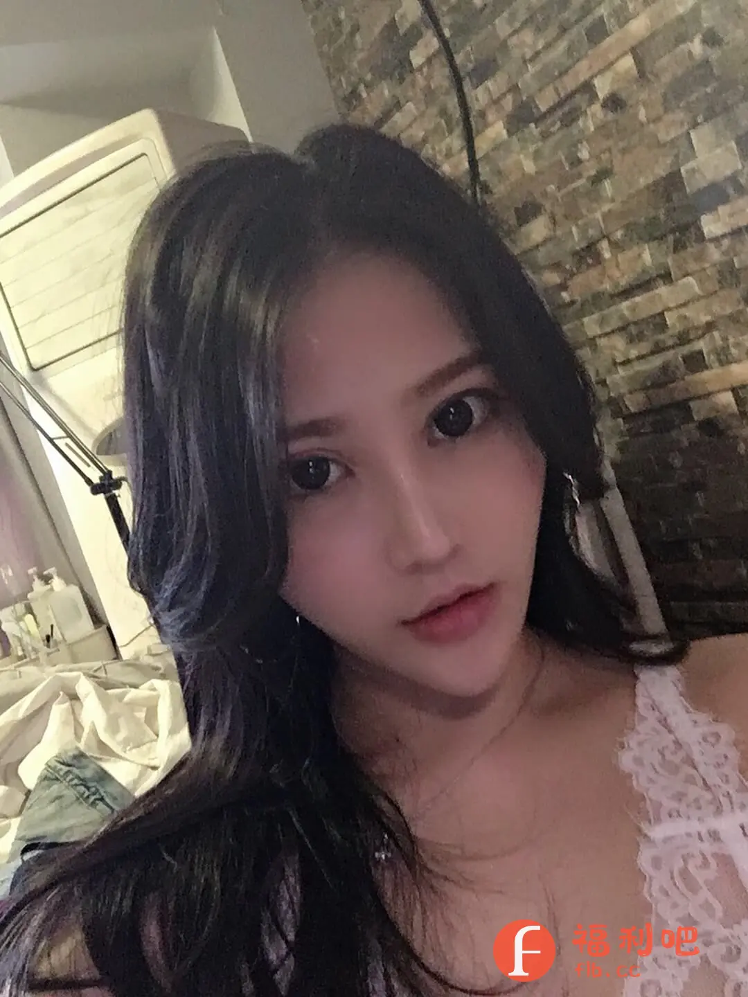 这位美女晒出了她的穿搭,一件精致的白色蕾丝吊带,衬托出她白皙的皮肤和优美的颈部线条。她的头发是乌黑亮丽的波浪卷发,随意地披散在肩头,更增添了一丝妩媚动人的气息。妆容精致,眼神清澈,红唇微张,更显娇艳。背景略显凌乱,似乎是在家中自拍,但这也更显真实自然。整体感觉性感又不失甜美,慵懒中带着一丝小女人的娇俏。蕾丝吊带的设计简约大方,凸显女性柔美气质,适合约会或居家穿着。美女的搭配和颜值都非常在线,给人留下了深刻的印象。从照片的风格来看,应该是某个购物平台的买家秀,美女晒照分享购物体验,希望给其他买家提供参考。