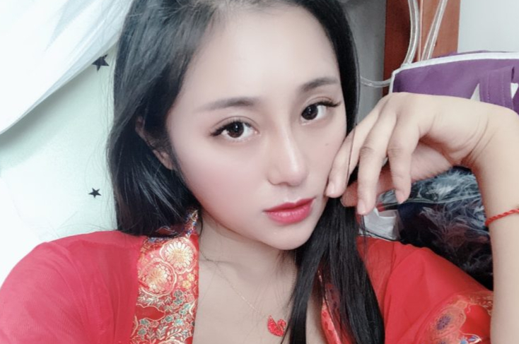 红色睡衣肤若凝脂,古韵带着些许性感