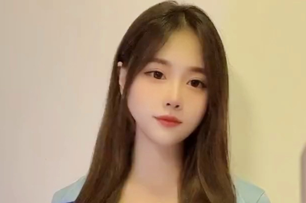 热舞私房美腿酥胸，热裤丝袜诱惑。