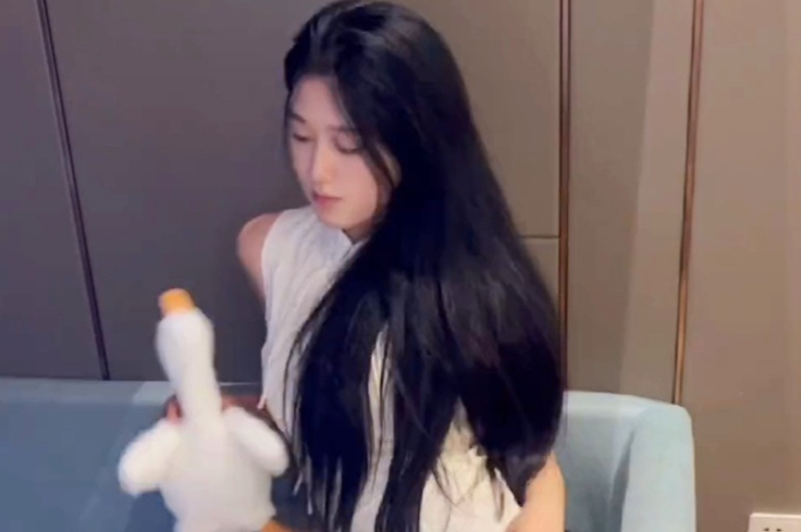 沉醉于雪白肌肤的美女，私房连衣裙下藏着诱人玉腿。