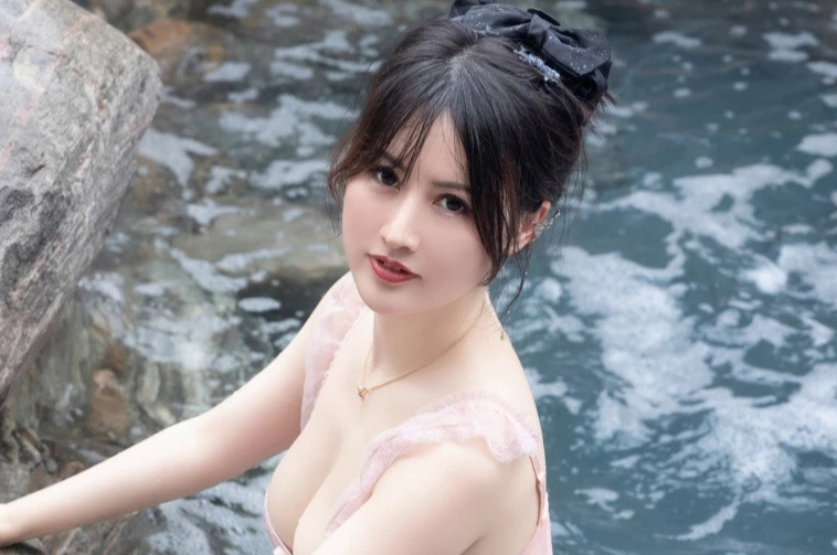 诗诗kiki温泉粉色情趣短裙白皙巨乳蜜桃臀修长美腿诱人