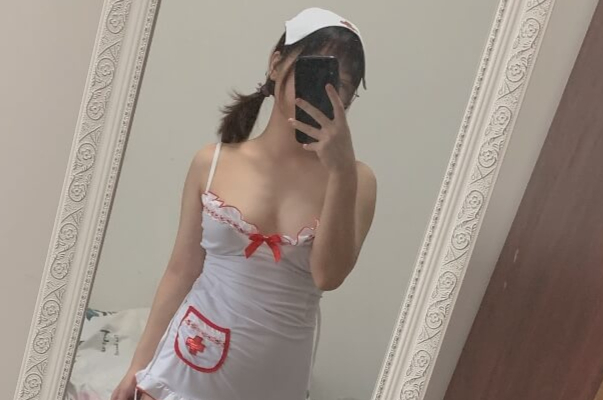 丝袜长腿，酥胸诱人。