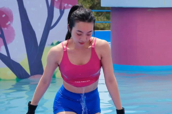 美女粉红色背心蓝色短裤勇闯向前冲