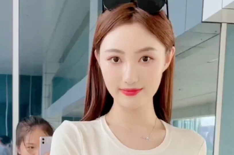 街拍牛仔紧裹，曲线毕现，欲罢不能。
