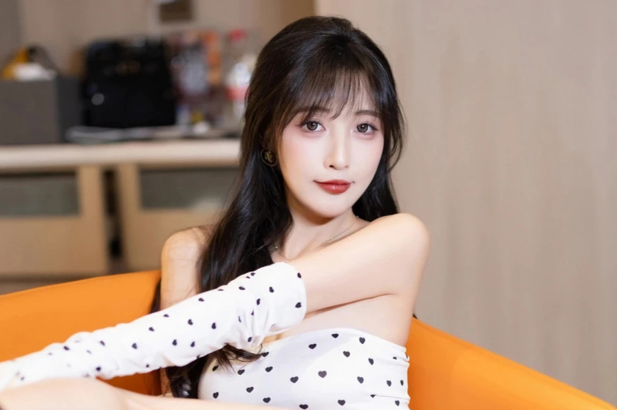 林星阑抹胸连衣裙冷白皮翘臀美女清纯妩媚丰满美腿