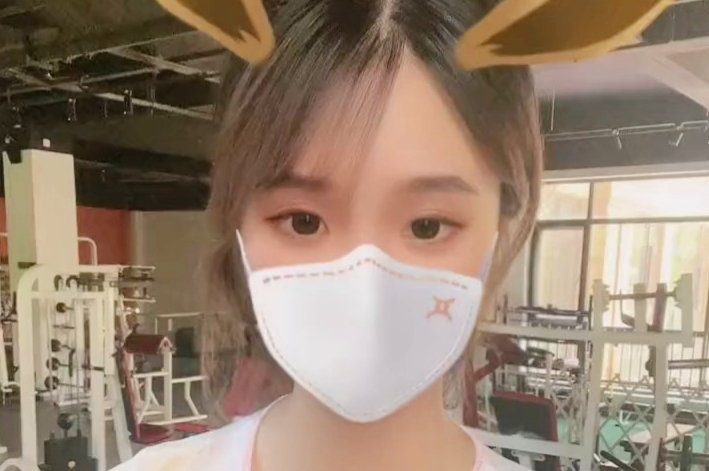 健身房里，翘臀美女，性感短袖惹火。