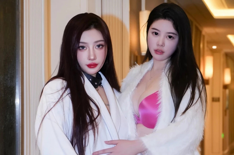 蕾蕾醒了没粉色蕾丝内衣冷白皮尤物蜜桃臀长腿美女写真