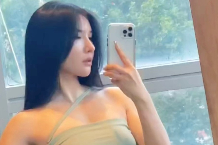 紧身瑜伽裤下，美腿酥胸惹火。