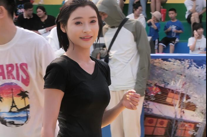 阳光美女黑色短袖挑战向前冲