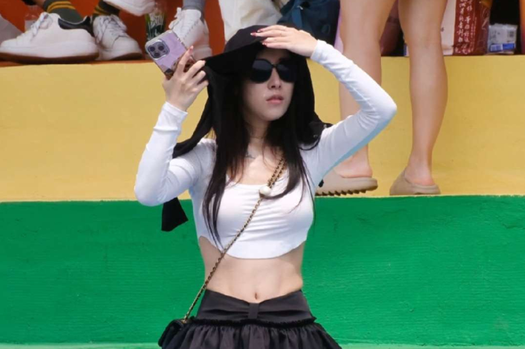 观众的颜值也很高白色露脐装黑色迷你裙