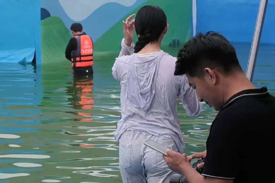 美女身穿灰色运动裤挑战向前冲虽败犹荣