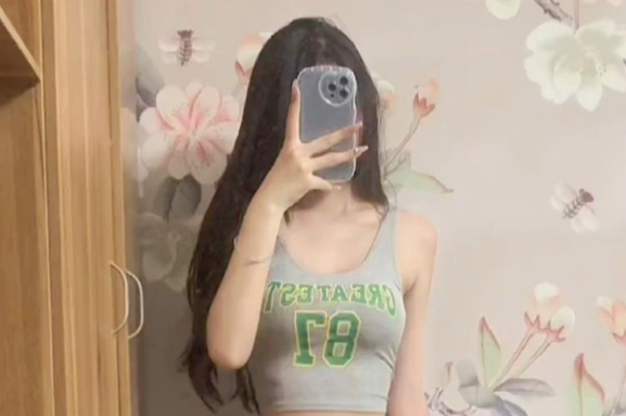 夏日风情：酥胸短裤诱惑，居家美女私藏的清凉秘密。