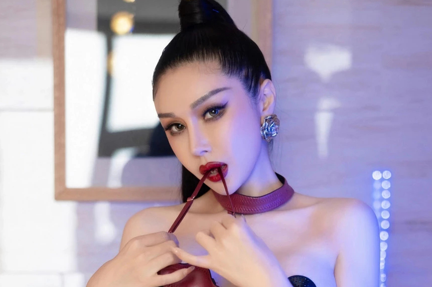 田冰冰性感红色情趣皮衣配蕾丝吊带丝袜秀美腿蜜桃臀