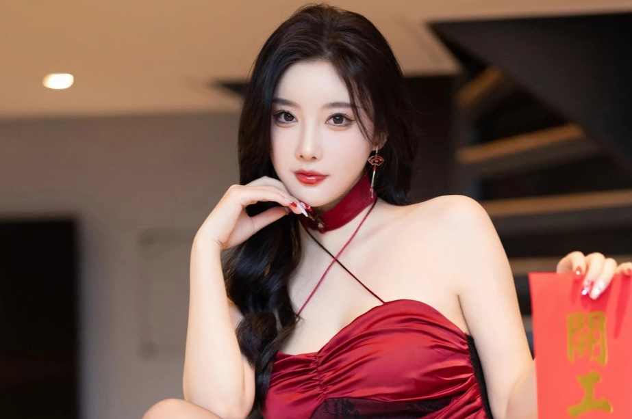 杨晨晨Yome连衣短裙冷白皮少女蜜桃臀修长美腿身材丰满