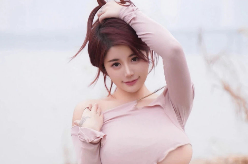 美七Mia草坪上粉色上衣紧身牛仔裤妩媚尤物写真