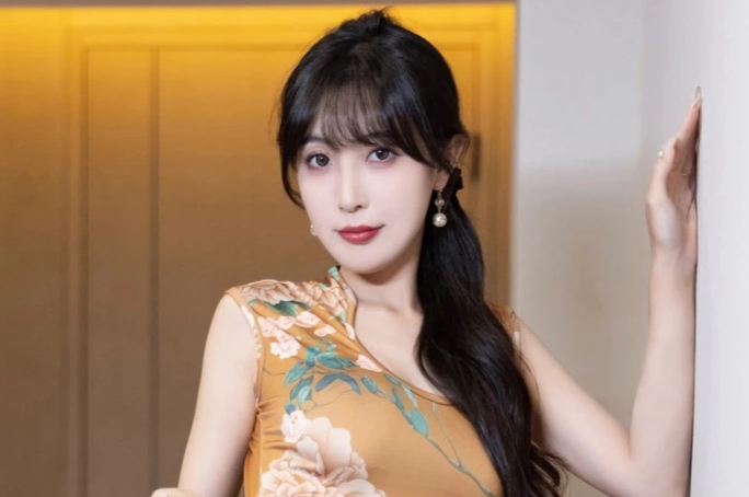 林星阑身穿黄色旗袍秀冷白皮美女修长美腿翘臀