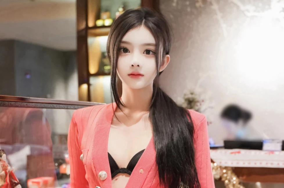 龙雪儿在公园身穿粉色针织衫冷白皮甜美少女童颜巨乳蜜桃臀