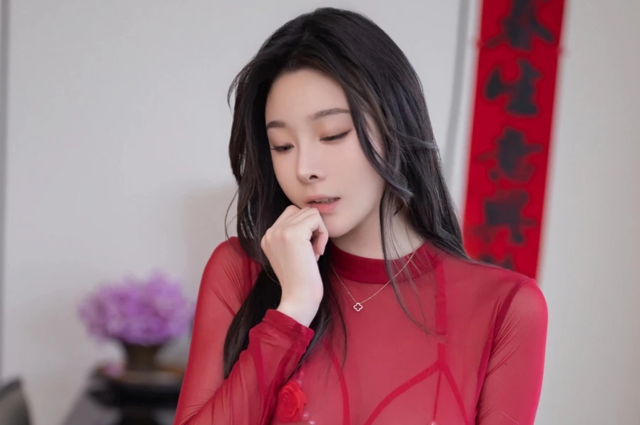 小逗逗红色薄纱旗袍绝美曲线诱人酥胸私房写真
