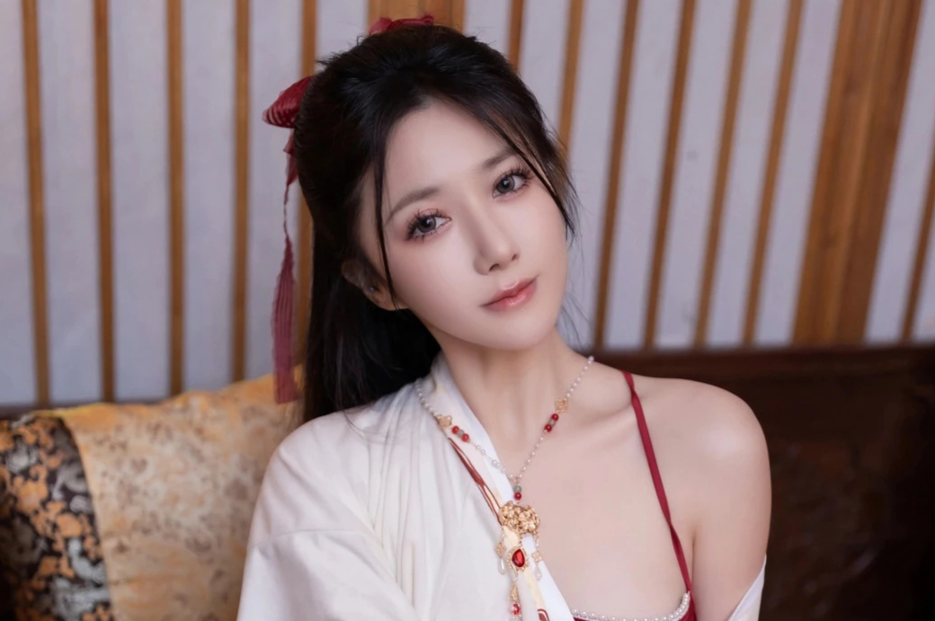 鱼子酱fish甜美少女红肚兜汉服蜜桃臀修长美腿真诱人