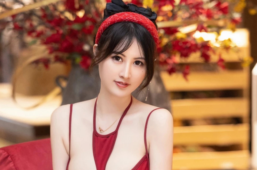 诗诗kiki新年主题红色连衣裙诱人蜜桃臀白皙丰满美肌