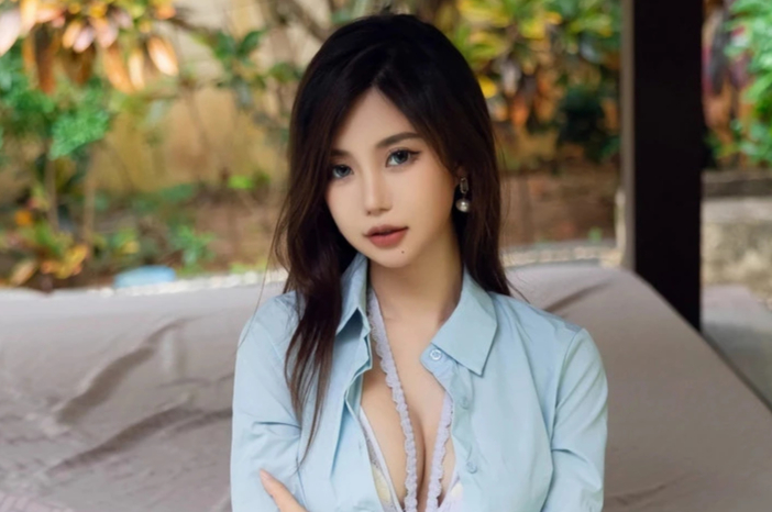 绮里嘉ula户外紧身衬衫米色短裙清纯美女蜜桃臀美腿写真