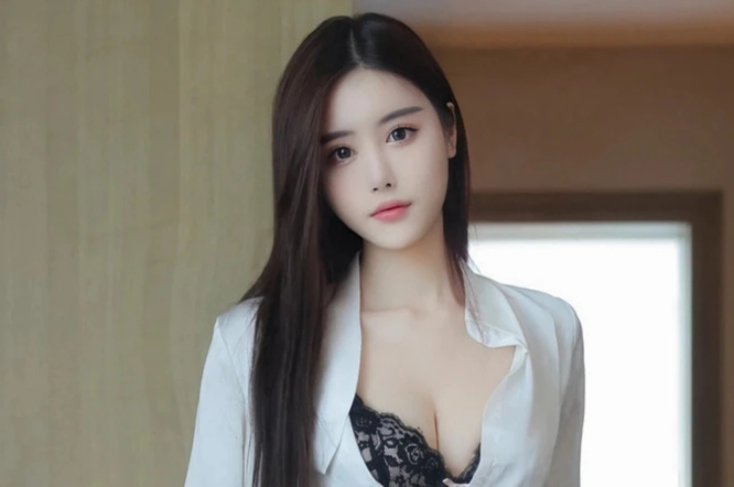 晚苏susu灰色短裙清纯少女蜜桃臀白皙肌肤美腿诱人