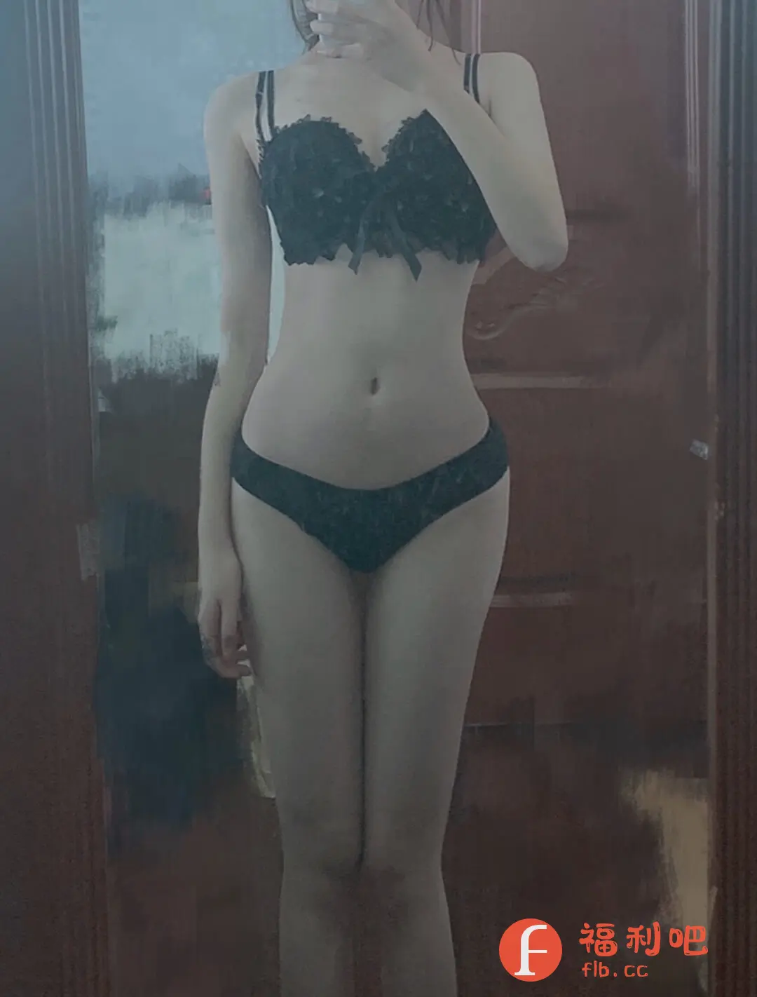这位美女身穿一套性感的黑色蕾丝内衣,站在镜子前自拍。内衣款式精致,带有花朵般的蕾丝装饰,凸显了她的身材曲线。黑色内裤简约大方,与内衣相得益彰。背景是家里的门和墙面,光线柔和,增添了一丝温馨感。整体风格性感而不失优雅,展现了女性的魅力。她的身材匀称苗条,皮肤白皙,更衬托出内衣的质感。这套内衣的设计感十足,既性感又舒适,很适合追求品质生活的女性。从照片的角度来看,她可能正在展示新买的内衣,并对效果感到满意。整个画面给人一种自信、美丽的感觉,相信会吸引很多买家的目光。