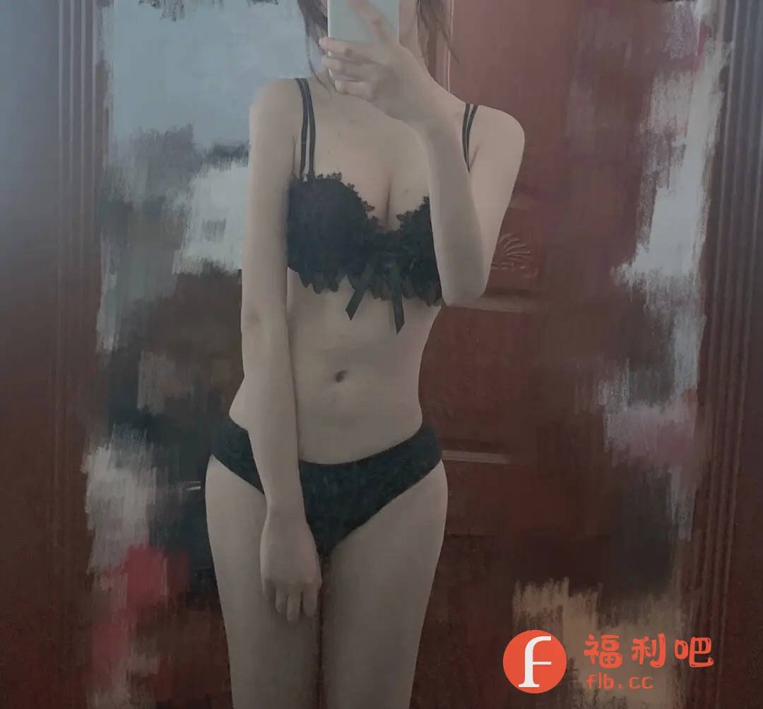 描述:这位美女身穿一套黑色蕾丝内衣,在镜子前自拍,展示了她的身材。内衣款式性感,上身是带有蕾丝花边的文胸,中间有蝴蝶结装饰,下身是同款蕾丝边的三角裤。美女皮肤白皙,身材苗条,内衣衬托出她的曲线。背景模糊,像是卧室或浴室的镜子。整体画面充满诱惑力,展现了女性的魅力。这套内衣适合追求性感风格的女性,凸显身材优势,展现自信。买家秀图片真实展现了内衣的穿着效果,给其他潜在买家提供了参考。