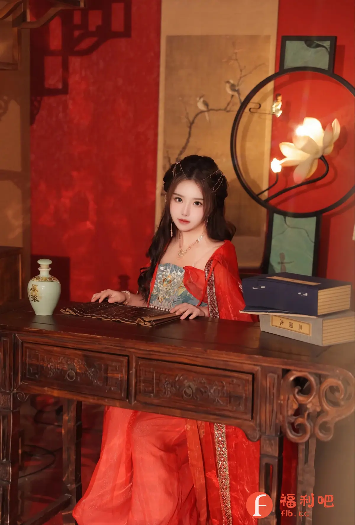 描述:这张私房写真中,一位美丽的年轻女子身着精致的传统中国服装,展现出古典优雅的气质。她坐在雕刻精美的木桌前,仿佛正在阅读或书写。桌面上摆放着古老的书籍和一个别致的陶瓷花瓶,增添了浓厚的文化氛围。女子容貌秀丽,眼神充满故事,头饰和颈间的珠宝更衬托出她的高贵。背景布置也极具东方特色,红色的墙面、中国风的画作以及一盏造型独特的莲花灯,营造出一种宁静、神秘而又富有艺术感的氛围。整个画面色彩鲜艳,细节考究,充满了古典韵味,让人仿佛穿越时空,感受到中国传统文化的魅力。这组照片不仅展现了女子的美丽,也传达了一种古典文化的意境。
识别内容