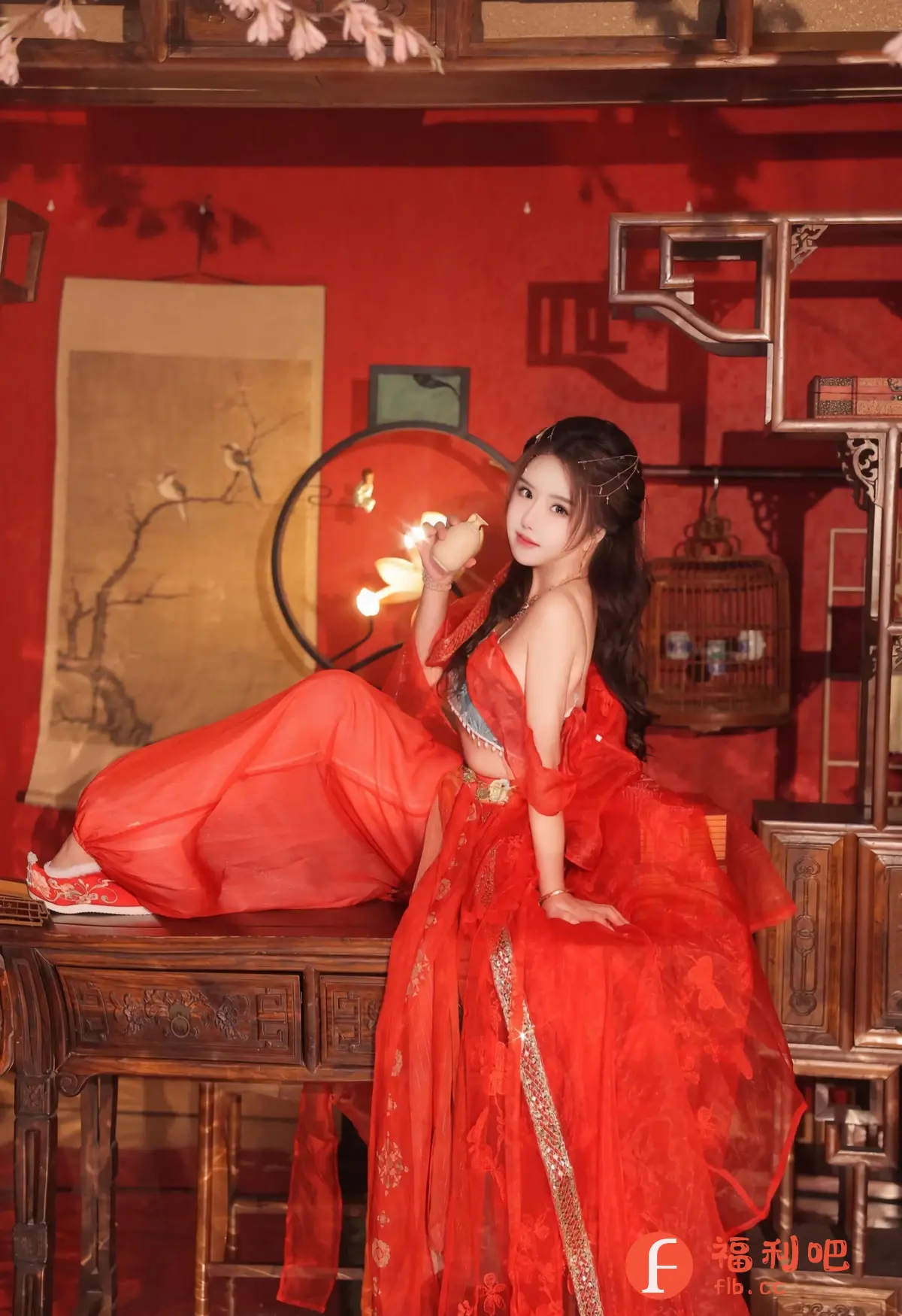描述:这位美女身着一袭华丽的红色汉服,优雅地坐在雕花木桌上,姿态妩媚动人。她手持精致的瓷器,眼神温柔,透露出一种古典的韵味。背景是红色的墙壁和古色古香的家具,营造出一种浓厚的中国风氛围。墙上的字画和鸟笼等装饰品,更增添了房间的艺术气息。整体画面色彩鲜艳,构图精美,展现了美女的东方之美和独特的魅力。这组私房写真,完美地将古典与现代元素结合,既充满了传统文化的韵味,又不失时尚感。
识别内容