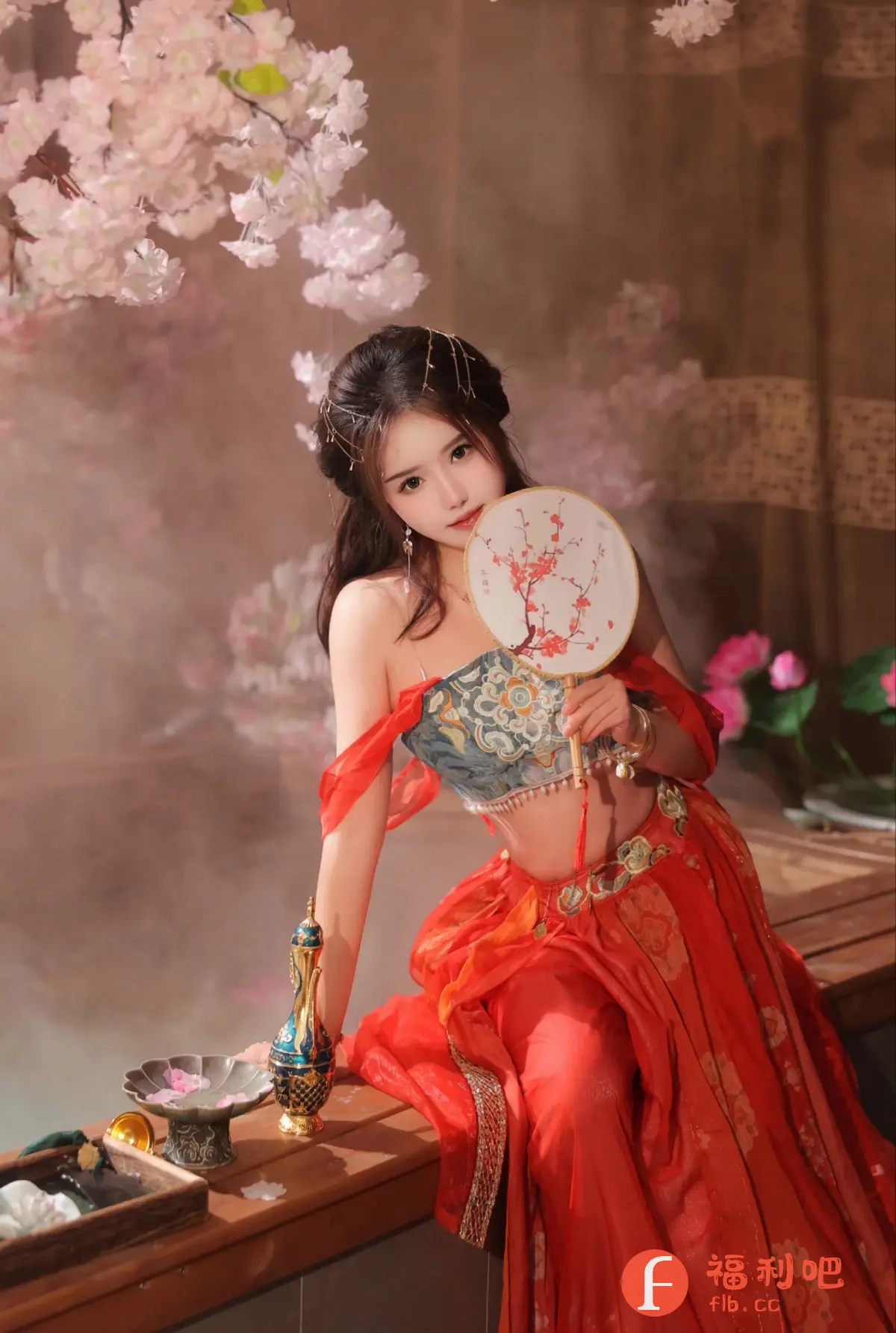 描述:一位年轻的亚洲女性身着华丽的传统服装,姿态优雅地坐在长凳上。她手持一柄精致的圆形扇子,扇面上绘有红色的花枝,巧妙地遮掩着部分面容,更显神秘。她的头发乌黑亮丽,挽成精致的发髻,并饰有金色的发饰,更显典雅。她身穿一件露肩的蓝色上衣,点缀着精美的刺绣图案,下身则是一条飘逸的红色长裙,裙身上也装饰着细腻的花纹。
周围的环境也充满了东方韵味。背景是一片朦胧的粉色花朵,营造出一种浪漫而梦幻的氛围。长凳上摆放着精致的茶具和花瓶,细节之处尽显品味。整个画面充满了唯美和古典的气息,展现了女性的柔美和东方文化的魅力。
一位年轻的亚洲女性身着华丽的传统服装,姿态优雅地坐在长凳上。她手持一柄精致的圆形扇子,扇面上绘有红色的花枝,巧妙地遮掩着部分面容。她的头发乌黑亮丽,挽成精致的发髻,并饰有金色的发饰。她身穿一件露肩的蓝色上衣,点缀着精美的刺绣图案,下身则是一条飘逸的红色长裙,裙身上也装饰着细腻的花纹。周围的环境也充满了东方韵味。