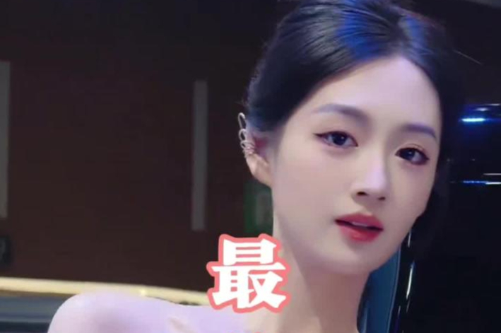 车模拥有修长白皙美腿的甜美清纯少女