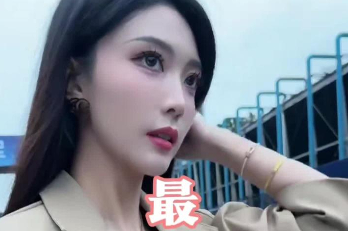 性感御姐车模妩媚风情让人着迷