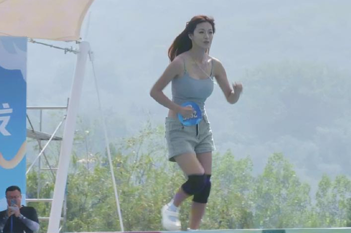 向前冲的美女身材真的太挺拔了