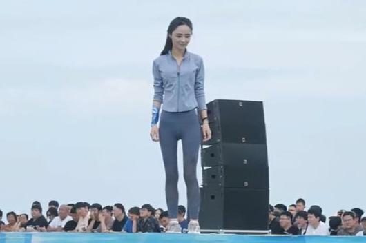 身穿蓝色长袖配瑜伽裤勇闯关卡