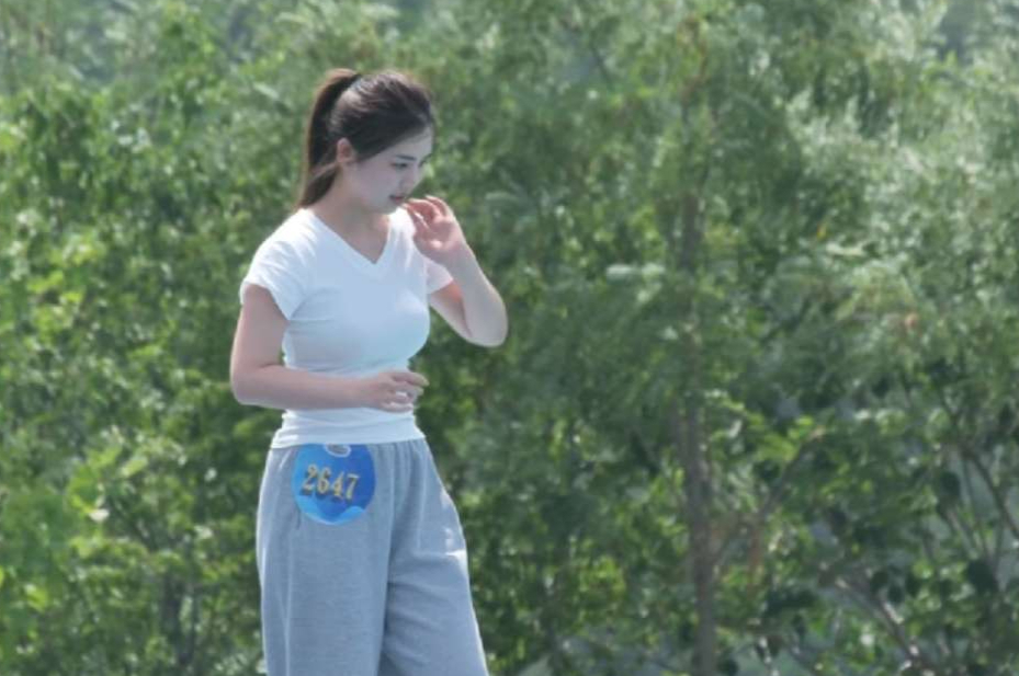 男生女生向前冲惊现极品身材美女