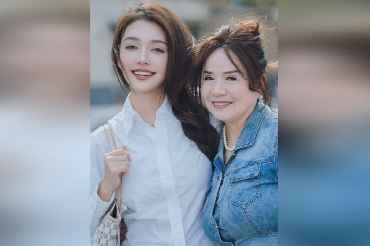 在新疆偶遇一对母女笑容甜美
