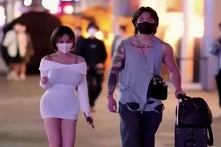 街头抓拍美女身穿白色紧身裙配牛仔短裤