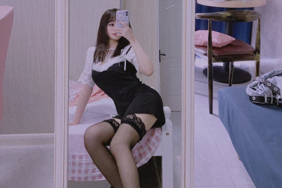 黑色短裙配吊带丝袜我就是全村最靓的