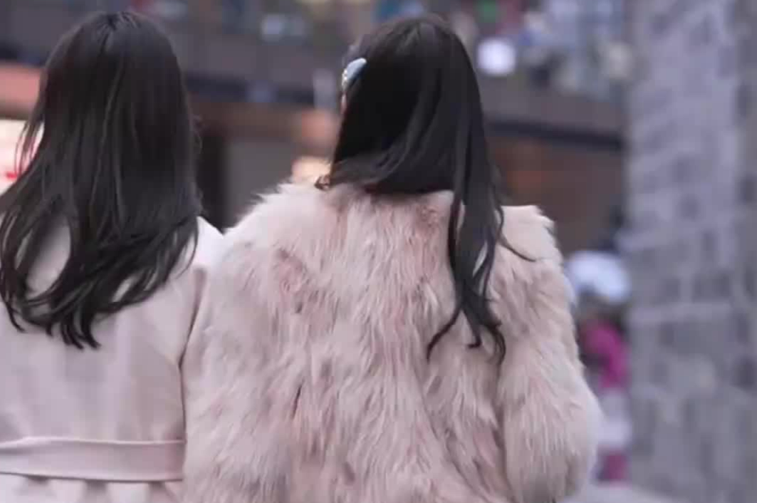 街头偶遇气质美女长款风衣黑色紧身裤完美身材