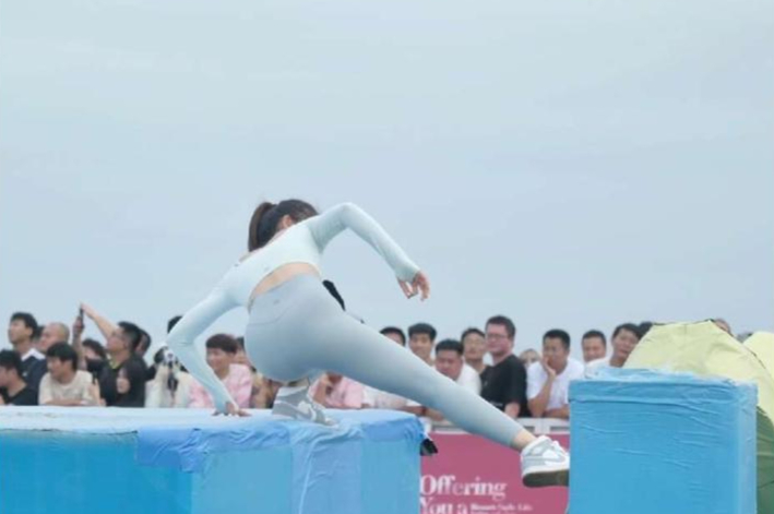 快乐向前冲美女身穿淡蓝色紧身运动服参加比赛
