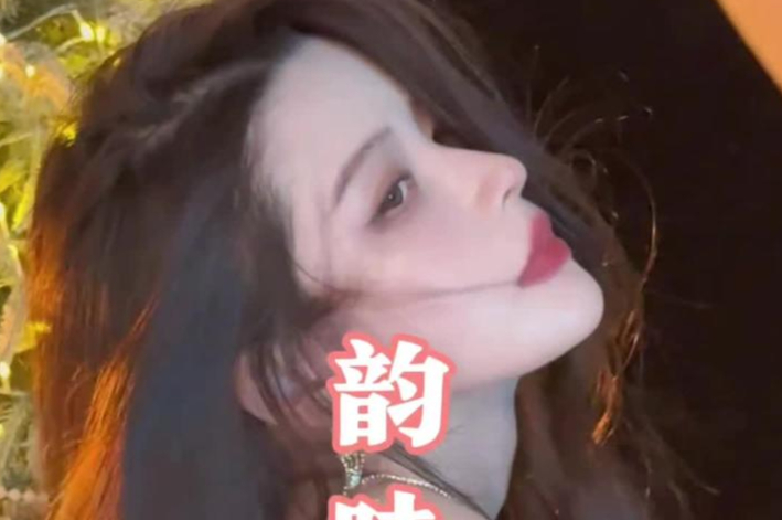 街拍吊带连衣裙雪白肌肤御姐热舞甜美少女诱惑