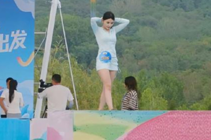 快乐向前冲美女身穿连体运动服挑战赛