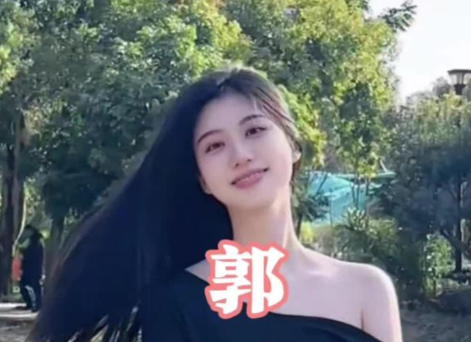 街头偶遇完美身材美女一字肩配紧身牛仔裤