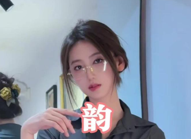 街拍清纯美女热舞性感撩人魅力四射